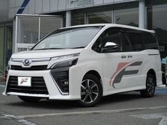 Минивэн или однообъемник Toyota Voxy 2018 года, 1900000 рублей, Владивосток