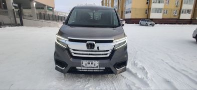 Минивэн или однообъемник Honda Stepwgn 2017 года, 2550000 рублей, Якутск