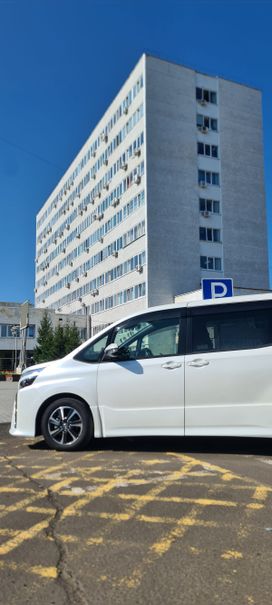 Минивэн или однообъемник Toyota Voxy 2017 года, 2450000 рублей, Братск