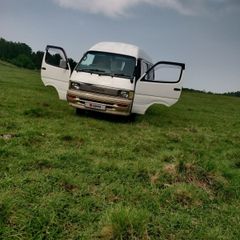 Минивэн или однообъемник Toyota Hiace 1993 года, 400000 рублей, Красноярск