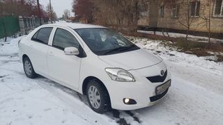 Седан Toyota Belta 2010 года, 800000 рублей, Карасук