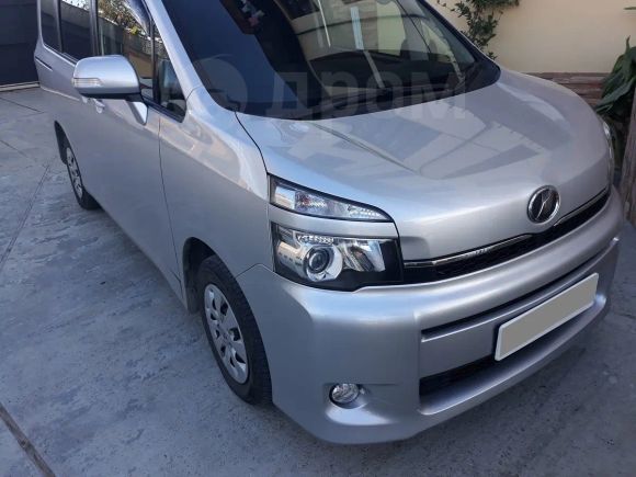    Toyota Voxy 2013 , 1250000 , 