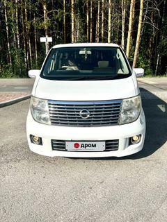 Минивэн или однообъемник Nissan Elgrand 2004 года, 1550000 рублей, Екатеринбург