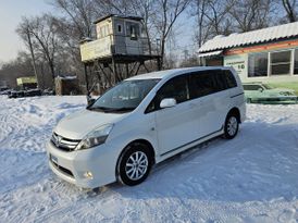 Минивэн или однообъемник Toyota Isis 2012 года, 1537000 рублей, Хабаровск