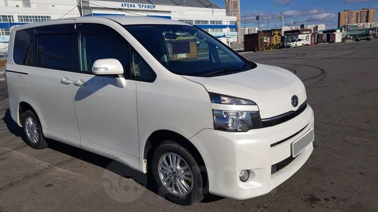    Toyota Voxy 2011 , 850000 , 