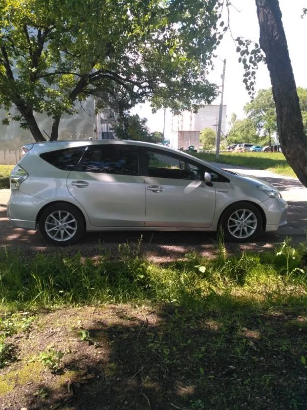    Toyota Prius Alpha 2011 , 840000 , 