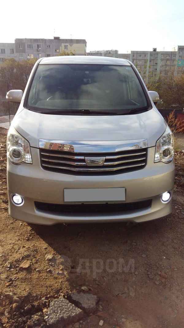    Toyota Noah 2012 , 950000 , 