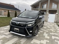 Минивэн или однообъемник Toyota Voxy 2018 года, 2750000 рублей, Белгород