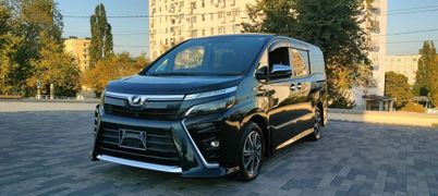 Минивэн или однообъемник Toyota Voxy 2018 года, 2380000 рублей, Новороссийск
