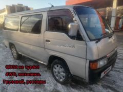Минивэн или однообъемник Nissan Caravan 2001 года, 410000 рублей, Чита