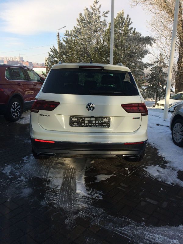 SUV   Volkswagen Tiguan 2018 , 2500000 , 