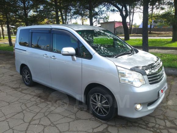    Toyota Noah 2011 , 975000 , 