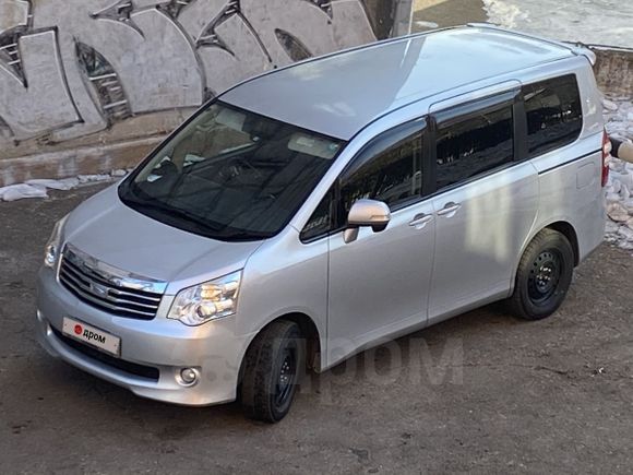    Toyota Noah 2011 , 990000 , 