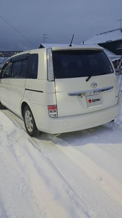 Минивэн или однообъемник Toyota Isis 2015 года, 1750000 рублей, Барнаул