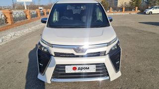 Минивэн или однообъемник Toyota Voxy 2017 года, 2400000 рублей, Благовещенск
