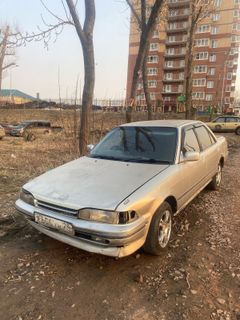 Седан Toyota Carina 1989 года, 40000 рублей, Красноярск