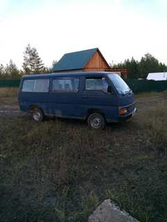 Минивэн или однообъемник Nissan Caravan 1989 года, 300000 рублей, Якутск
