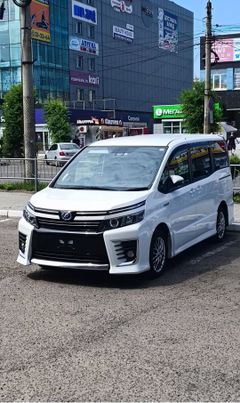 Минивэн или однообъемник Toyota Voxy 2016 года, 2100000 рублей, Благовещенск