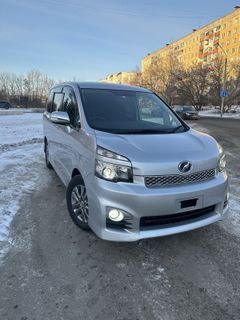 Минивэн или однообъемник Toyota Voxy 2010 года, 999999 рублей, Барнаул