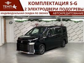 Минивэн или однообъемник Toyota Voxy 2023 года, 3400000 рублей, Владивосток