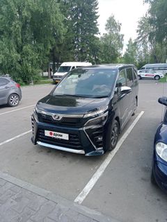 Минивэн или однообъемник Toyota Voxy 2019 года, 2350000 рублей, Ханты-Мансийск
