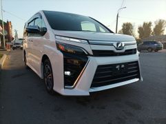 Минивэн или однообъемник Toyota Voxy 2018 года, 2650000 рублей, Иркутск