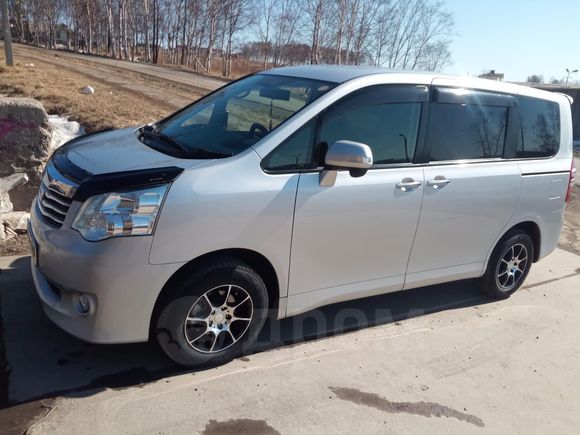    Toyota Noah 2011 , 750000 , 