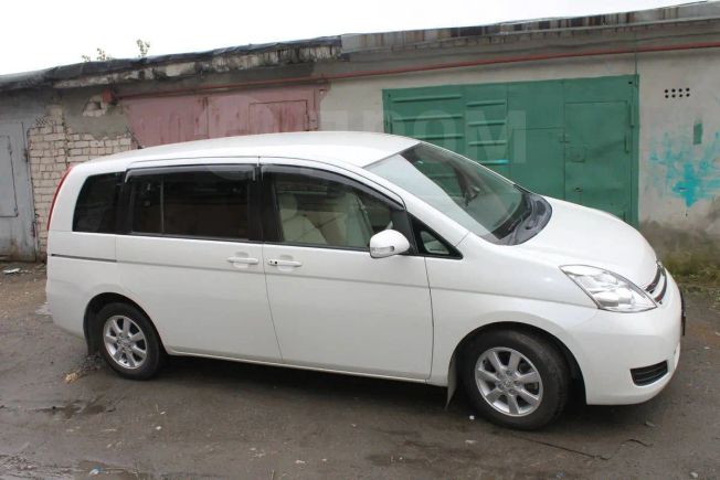    Toyota Isis 2010 , 700000 , 