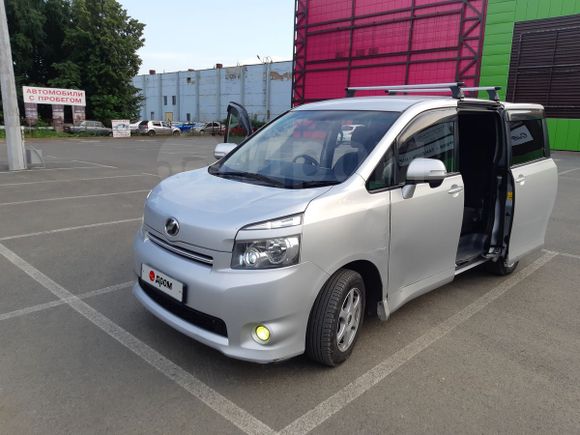    Toyota Voxy 2009 , 880000 , 