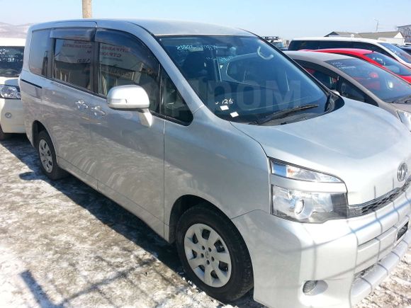    Toyota Voxy 2010 , 820000 , 