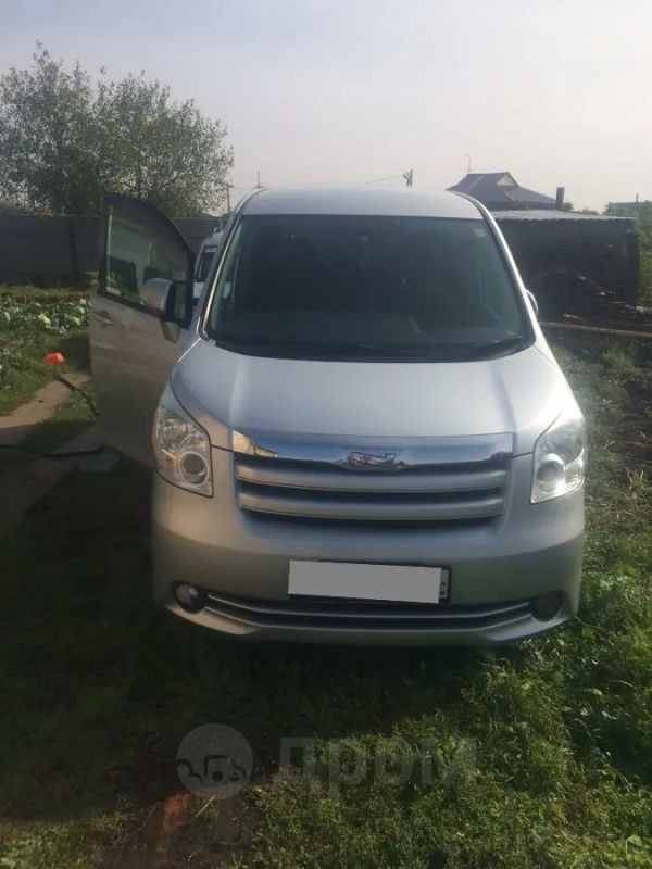    Toyota Noah 2009 , 700000 , 