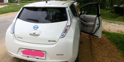 Хэтчбек Nissan Leaf 2012 года, 350000 рублей, Артём