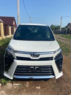 Минивэн или однообъемник Toyota Voxy 2018 года, 2550000 рублей, Набережные Челны