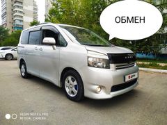 Минивэн или однообъемник Toyota Voxy 2008 года, 1450000 рублей, Благовещенск