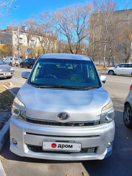 Минивэн или однообъемник Toyota Voxy 2010 года, 1450000 рублей, Уссурийск