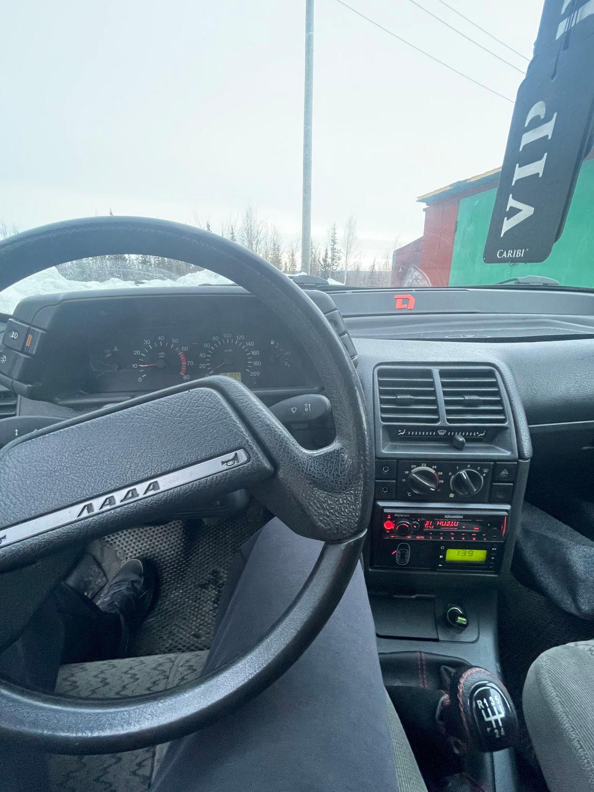 Купить ВАЗ 2112 2004 год в Лабытнанги, Автомобиль северный не гнилая, стоит  не плохая музыка, новое сцепление, хэтчбек 5 дв., 1.5 MT Базовая 5-дв.  2112, пробег 182тыс.км