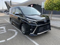 Минивэн или однообъемник Toyota Voxy 2018 года, 2490000 рублей, Краснодар