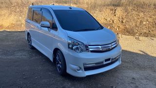 Минивэн или однообъемник Toyota Voxy 2012 года, 1750000 рублей, Алдан