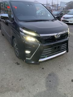 Минивэн или однообъемник Toyota Voxy 2018 года, 2450000 рублей, Хабаровск