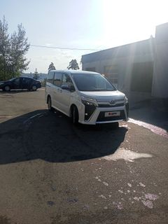Минивэн или однообъемник Toyota Voxy 2018 года, 2500000 рублей, Казань