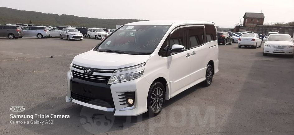    Toyota Voxy 2016 , 1600000 , 