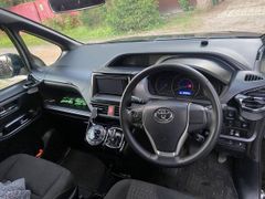 Минивэн или однообъемник Toyota Voxy 2018 года, 2500000 рублей, Сосново