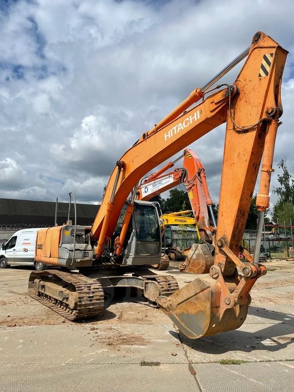   Hitachi ZX200-3 2011 , 5600000 , 