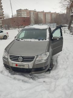 Минивэн или однообъемник Volkswagen Touran 2008 года, 550000 рублей, Магнитогорск