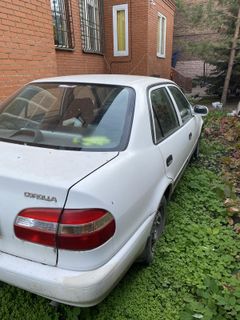 Седан Toyota Corolla 1998 года, 290000 рублей, Омск