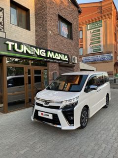 Минивэн или однообъемник Toyota Voxy 2019 года, 3100000 рублей, Благовещенск