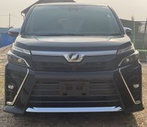 Минивэн или однообъемник Toyota Voxy 2018 года, 2525000 рублей, Якутск
