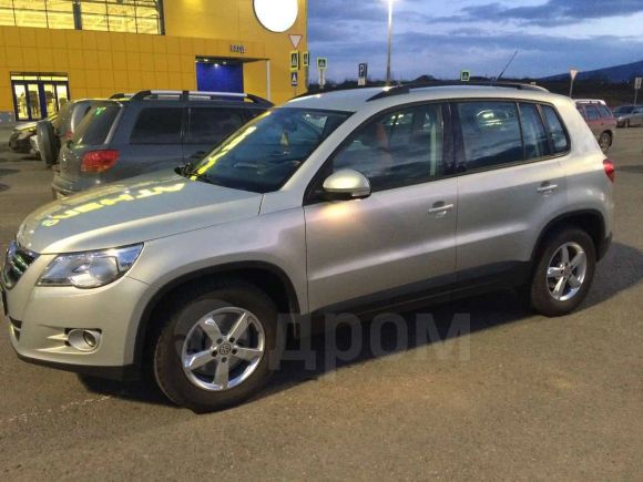 SUV   Volkswagen Tiguan 2011 , 700000 ,  