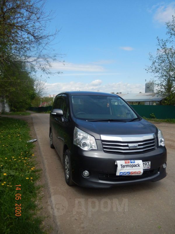    Toyota Noah 2012 , 1100000 , 