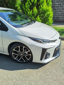 Лифтбек Toyota Prius PHV 2018 года, 2550000 рублей, Сочи